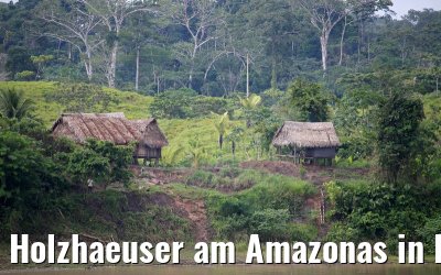 Holzhaeuser am Amazonas in Peru 07.01.2015
