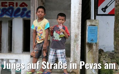 Jungs auf Straße in Pevas am Amazonas 07.01.2015