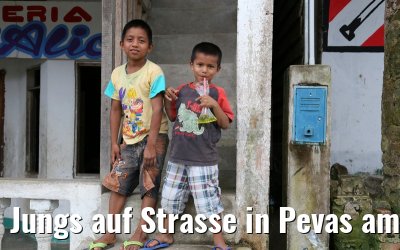 Jungs auf Strasse in Pevas am Amazonas 07.01.2015