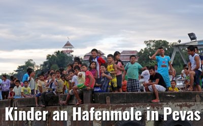 Kinder an Hafenmole in Pevas am Amazonas 07.01.2015