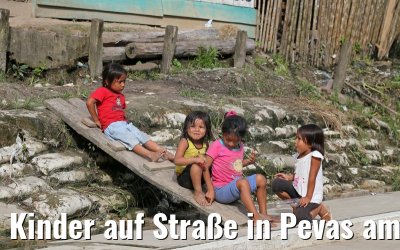 Kinder auf Straße in Pevas am Amazonas 07.01.2015