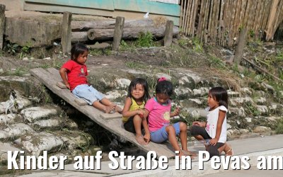 Kinder auf Straße in Pevas am Amazonas 07.01.2015