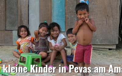 kleine Kinder in Pevas am Amazonas in Peru 07.01.2015