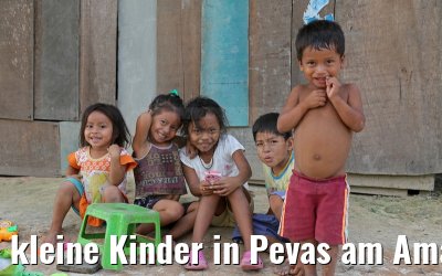 kleine Kinder in Pevas am Amazonas in Peru 07.01.2015