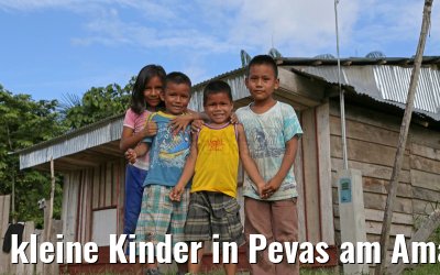kleine Kinder in Pevas am Amazonas in Peru 07.01.2015