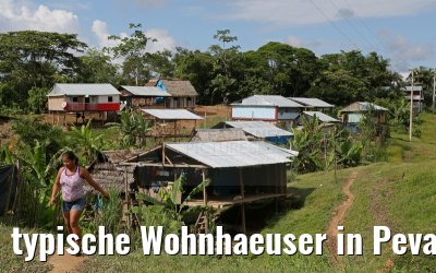 typische Wohnhaeuser in Pevas in Peru 07.01.2015