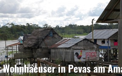 Wohnhaeuser in Pevas am Amazonas 07.01.2015