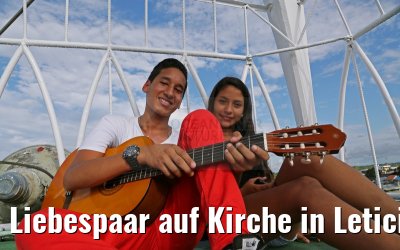 Liebespaar auf Kirche in Leticia am Amazonas 09.01.2015