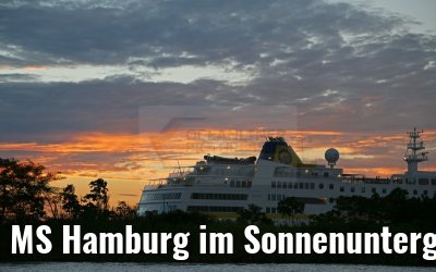 MS Hamburg im Sonnenuntergang vor Leticia am Amazonas 09.01.2015