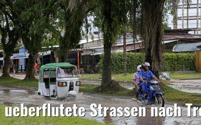 ueberflutete Strassen nach Tropenregen in Leticia am Amazonas 09.01.2015