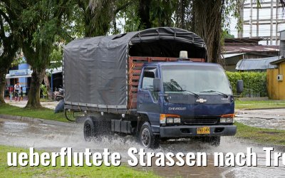 ueberflutete Strassen nach Tropenregen in Leticia am Amazonas 09.01.2015