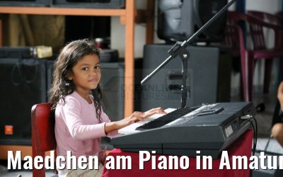 Maedchen am Piano in Amatura am Amazonas 10.01.2015