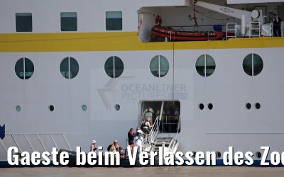 Gaeste beim Verlassen des Zodiacs MS Hamburg 11.01.2015