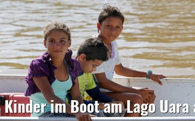 Kinder im Boot am Lago Uara am Amazonas 11.01.2015