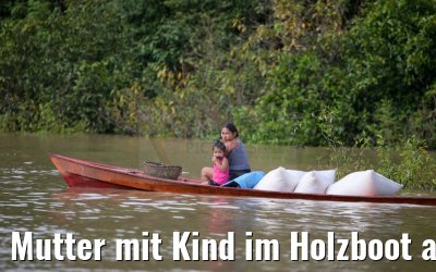 Mutter mit Kind im Holzboot auf Amazonas 11.01.2015