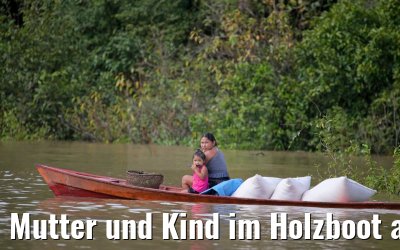 Mutter und Kind im Holzboot auf Amazonas 11.01.2015