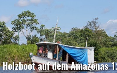 Holzboot auf dem Amazonas 12.01.2015