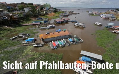 Sicht auf Pfahlbauten, Boote und den Rio Negro in Manaus 13.01.2015