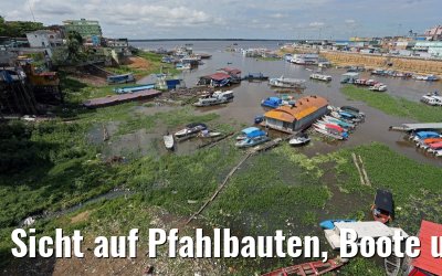 Sicht auf Pfahlbauten, Boote und den Rio Negro in Manaus 13.01.2015