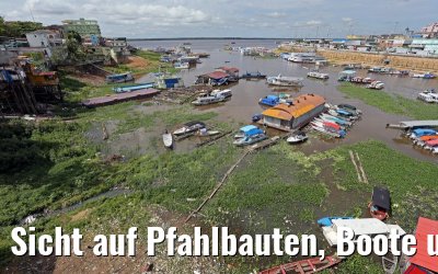 Sicht auf Pfahlbauten, Boote und den Rio Negro in Manaus 13.01.2015