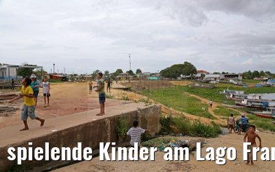 spielende Kinder am Lago Francesa in Parintins 14.01.2015