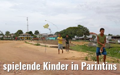 spielende Kinder in Parintins in Braslien am Amazonas 14.01.2015