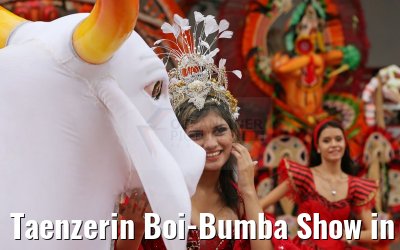 Taenzerin Boi-Bumba Show in Parintins in Brasilien 14.01.2015