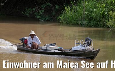 Einwohner am Maica See auf Holzboot 15.01.2015