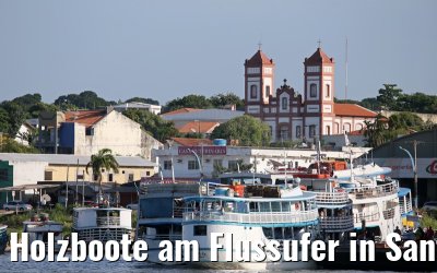 Holzboote am Flussufer in Santarem am Amazonas 15.01.2015