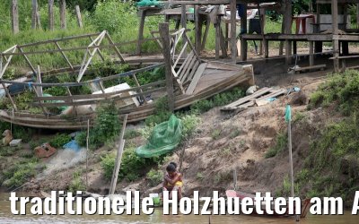 traditionelle Holzhuetten am Amazonas bei Santarem 15.01.2015