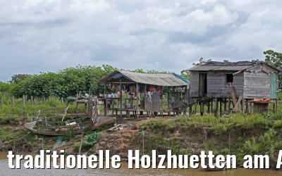 traditionelle Holzhuetten am Amazonas bei Santarem 15.01.2015