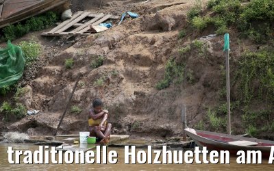 traditionelle Holzhuetten am Amazonas bei Santarem 15.01.2015