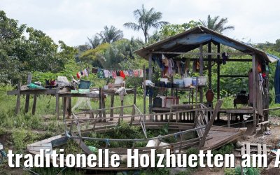 traditionelle Holzhuetten am Amazonas bei Santarem 15.01.2015
