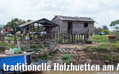 traditionelle Holzhuetten am Amazonas bei Santarem 15.01.2015