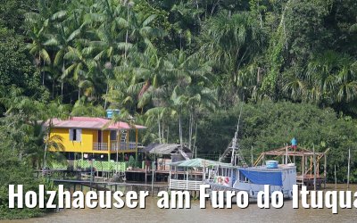 Holzhaeuser am Furo do Ituquara in Brasilien 16.01.2015