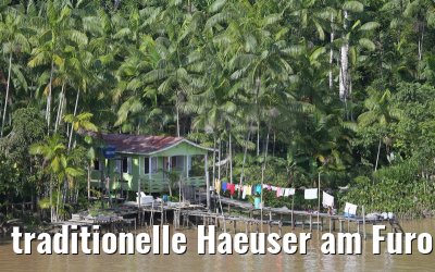 traditionelle Haeuser am Furo do Ituquara am Amazonas Delta 16.01.2015