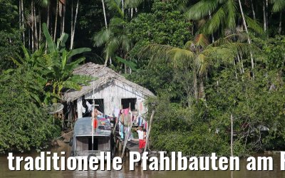 traditionelle Pfahlbauten am Furo do Limao am Amazonas Delta 16.01.2015