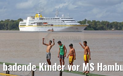 badende Kinder vor MS Hamburg in Afua am Amazonas Delta 17.01.2015