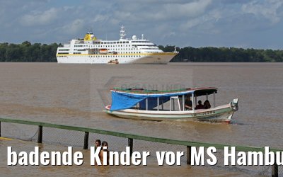 badende Kinder vor MS Hamburg in Afua am Amazonas Delta 17.01.2015