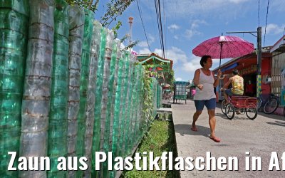 Zaun aus Plastikflaschen in Afua am Amazonas Delta 17.01.2015