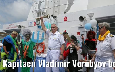 Kapitaen Vladimir Vorobyov bei Aequatortaufe MS Hamburg 18.01.2015