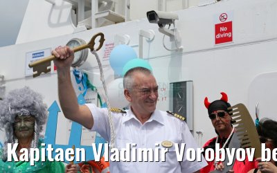 Kapitaen Vladimir Vorobyov bei der Aequatortaufe MS Hamburg 18.01.2015