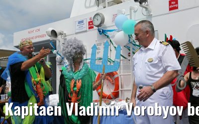 Kapitaen Vladimir Vorobyov bei der Aequatortaufe MS Hamburg 18.01.2015
