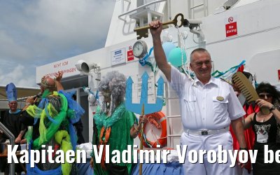 Kapitaen Vladimir Vorobyov bei der Aequatortaufe MS Hamburg 18.01.2015