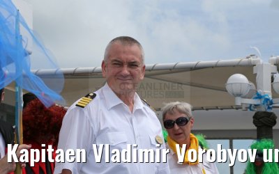 Kapitaen Vladimir Vorobyov und Anke Ruesch MS Hamburg 18.01.2015
