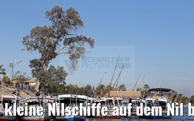 kleine Nilschiffe auf dem Nil bei Luxor