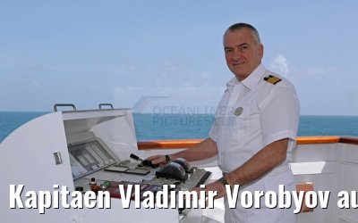 Kapitaen Vladimir Vorobyov auf der Bruecke der Hamburg am 22.01.2015