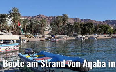 Boote am Strand von Aqaba in Jordanien