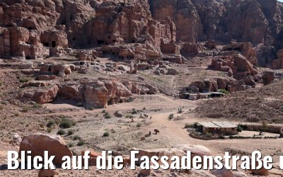 Blick auf die Fassadenstraße und Gräber Stadt Petra