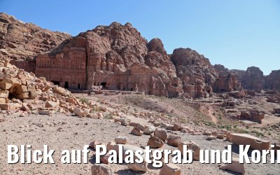 Blick auf Palastgrab und Korinthisches Grab in der Felsenstadt Petra Jordanien